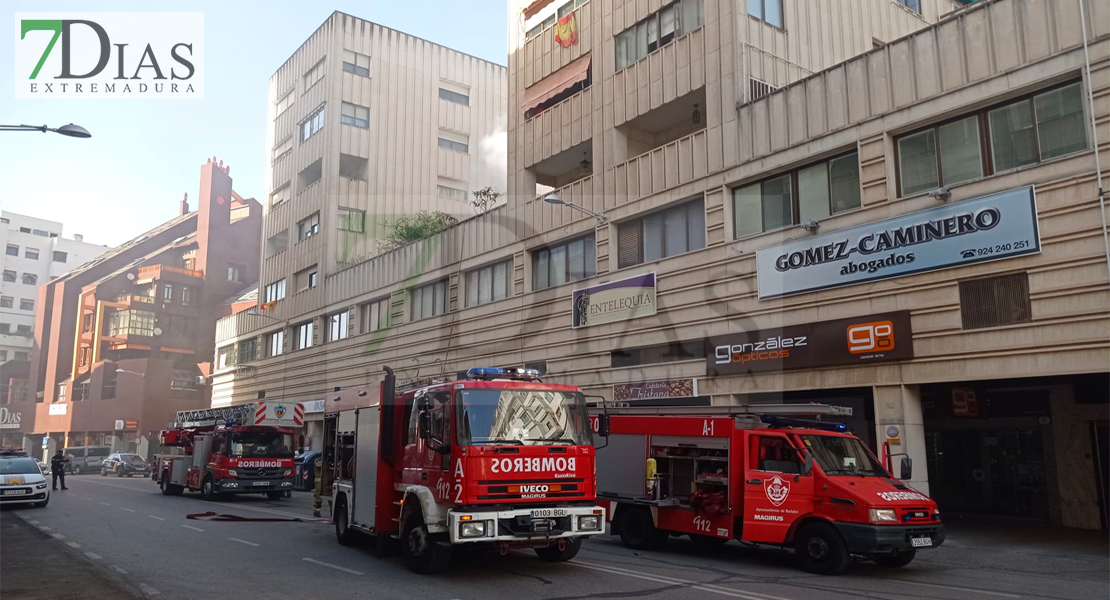Incendio en la avenida Juan Carlos I de Badajoz