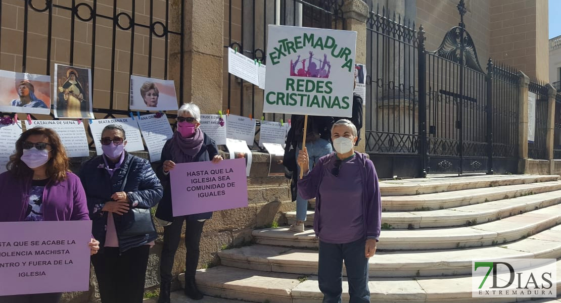 Concentración frente a la Catedral de Badajoz: &quot;Basta ya al silenciamiento de las mujeres en la Iglesia&quot;