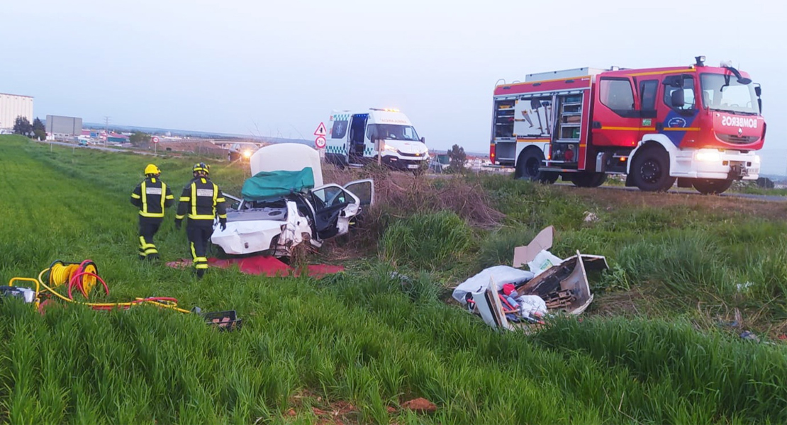 Excarcelan a un joven tras sufrir un accidente a la salida de Montijo (Badajoz)