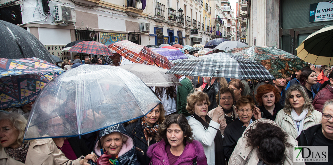 Recuerda el Jueves Santo en Badajoz con la lluvia como protagonista
