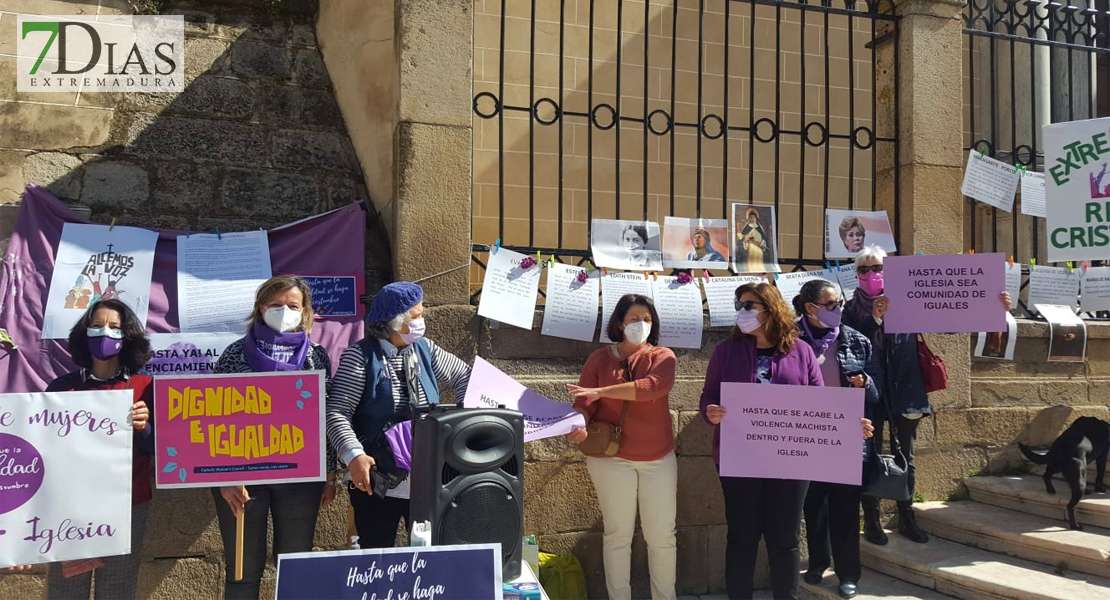 Concentración frente a la Catedral de Badajoz: &quot;Basta ya al silenciamiento de las mujeres en la Iglesia&quot;