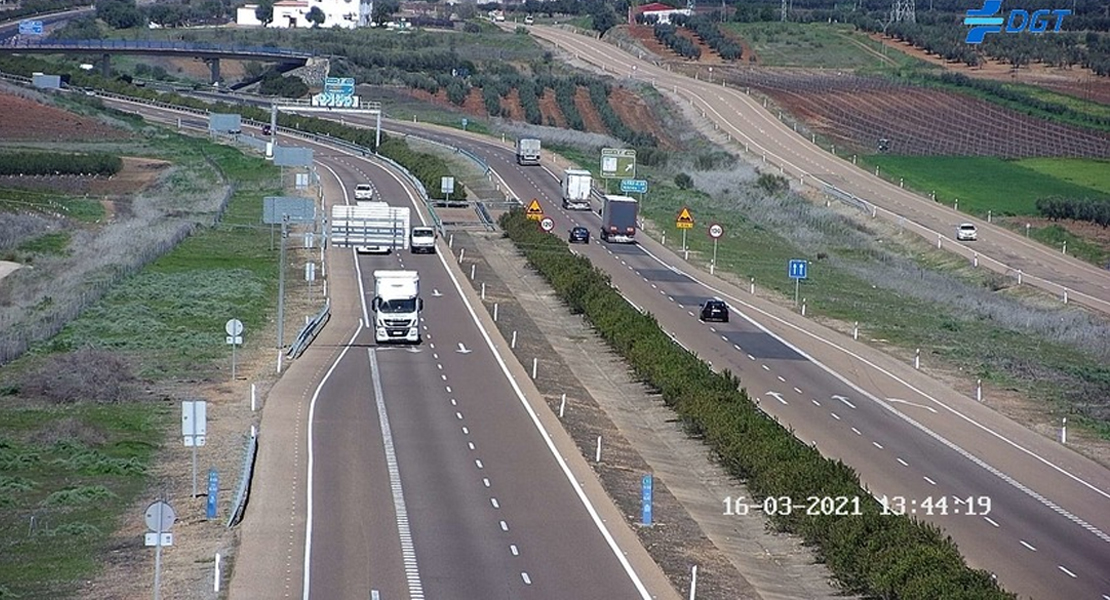 Colisionan un turismo y un camión en la A-66 a su paso por Extremadura