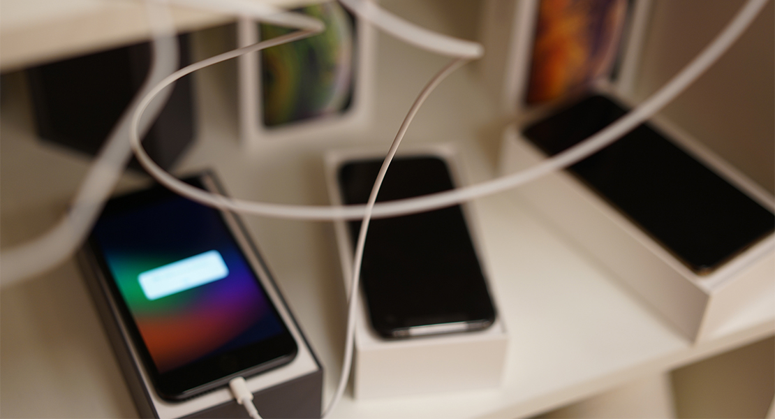 Multa millonaria a Apple por vender los iPhone sin incluir el cargador