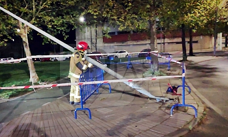 Se empotra contra una farola en una avenida de Badajoz