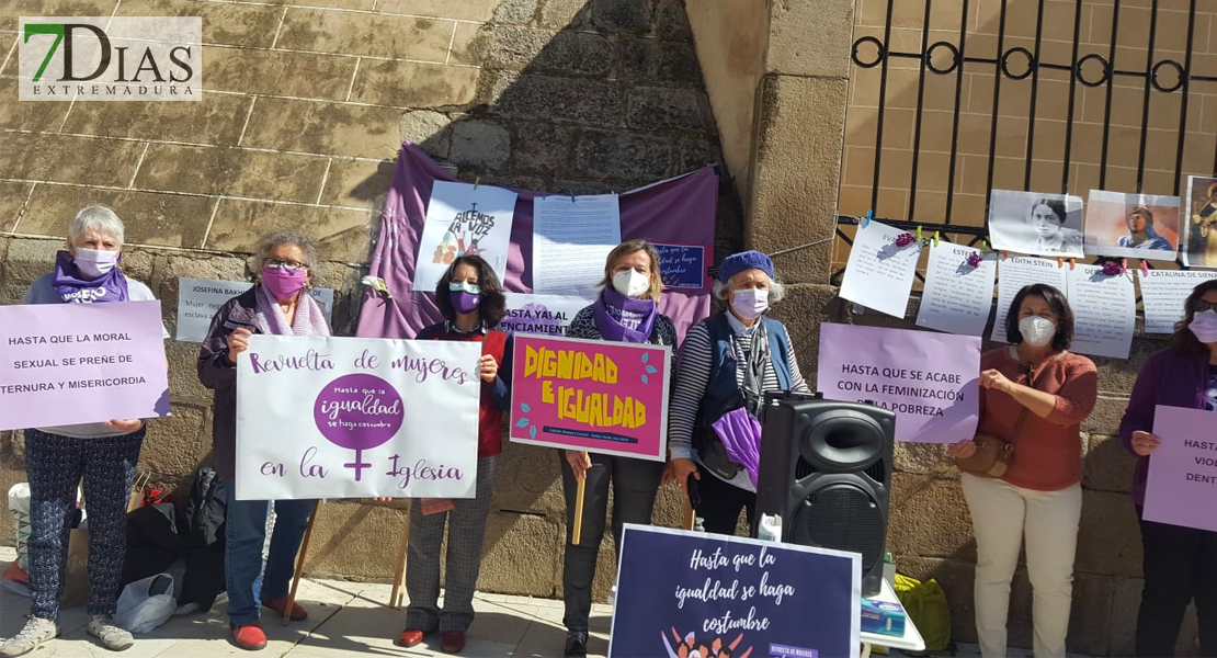 Concentración frente a la Catedral de Badajoz: &quot;Basta ya al silenciamiento de las mujeres en la Iglesia&quot;