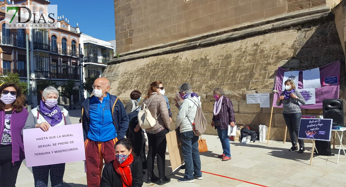 Concentración frente a la Catedral de Badajoz: &quot;Basta ya al silenciamiento de las mujeres en la Iglesia&quot;