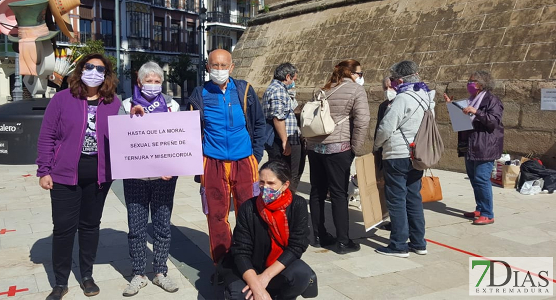 Concentración frente a la Catedral de Badajoz: &quot;Basta ya al silenciamiento de las mujeres en la Iglesia&quot;