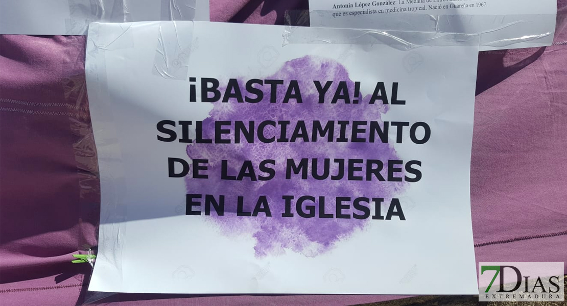 Concentración frente a la Catedral de Badajoz: &quot;Basta ya al silenciamiento de las mujeres en la Iglesia&quot;