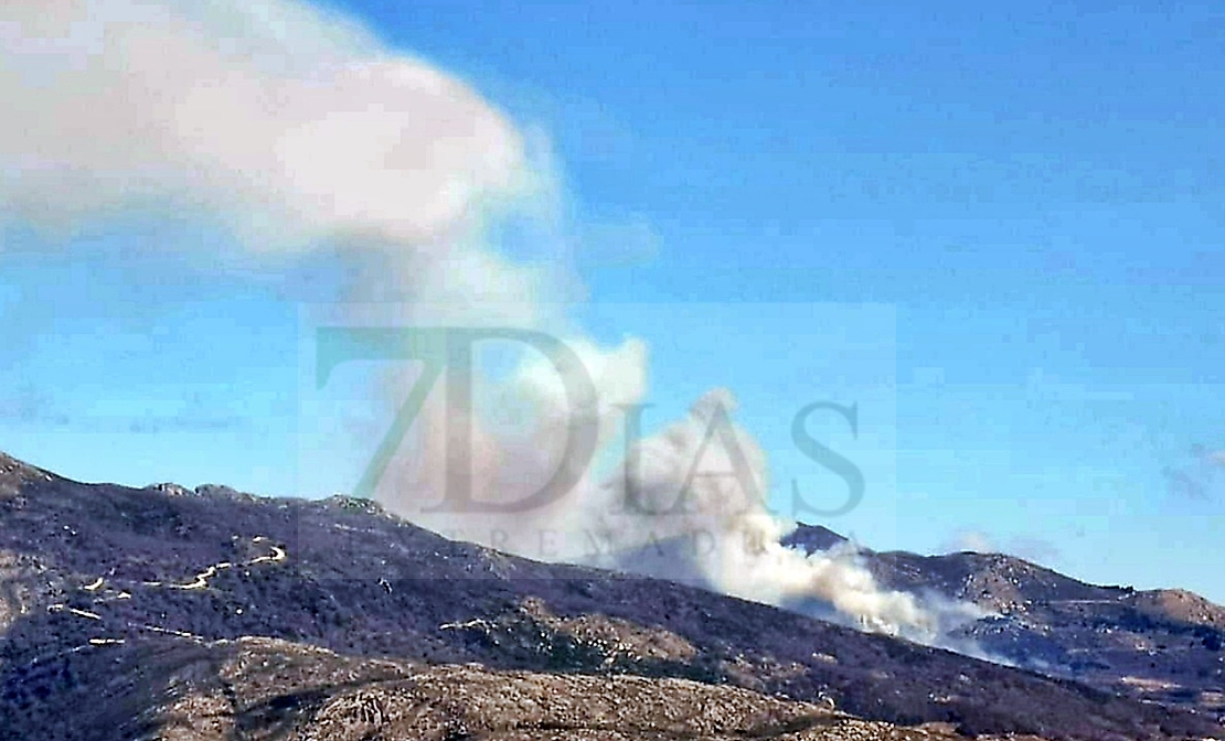 Bomberos Forestales del INFOEX luchan contra un incendio activo en el Valle del Jerte