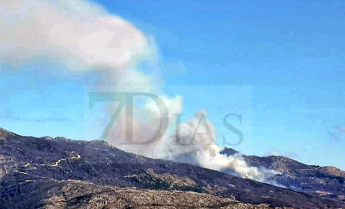 Bomberos Forestales del INFOEX luchan contra un incendio activo en el Valle del Jerte