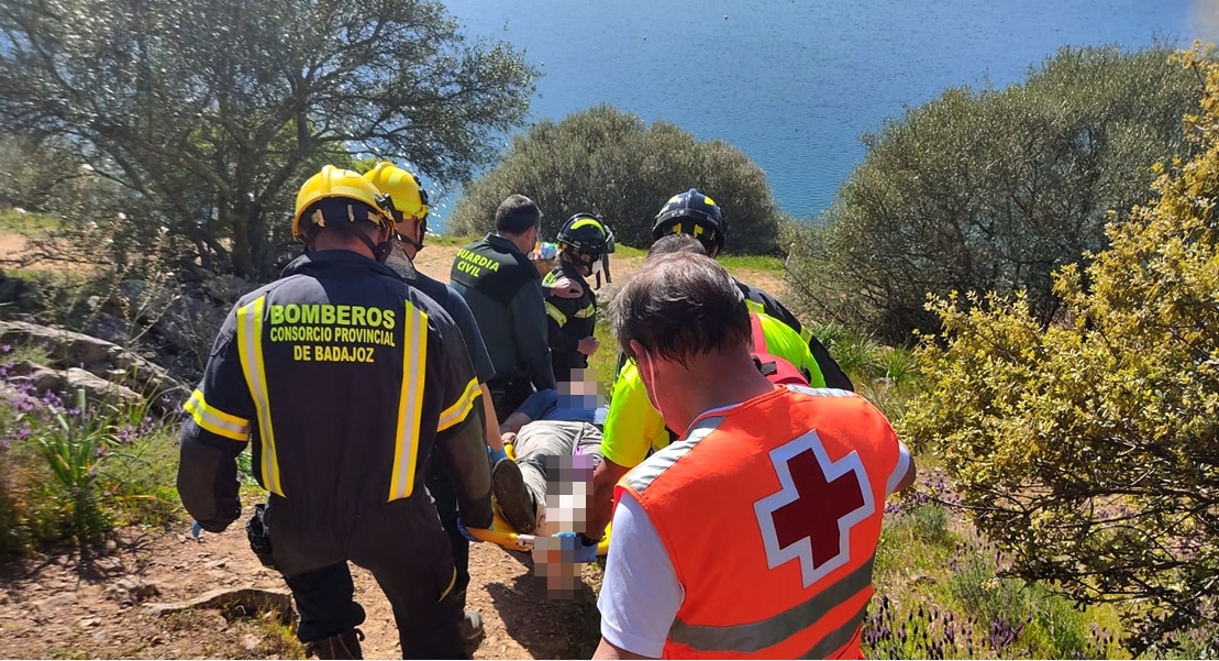 Complicado rescate de un hombre en Alange (Badajoz)