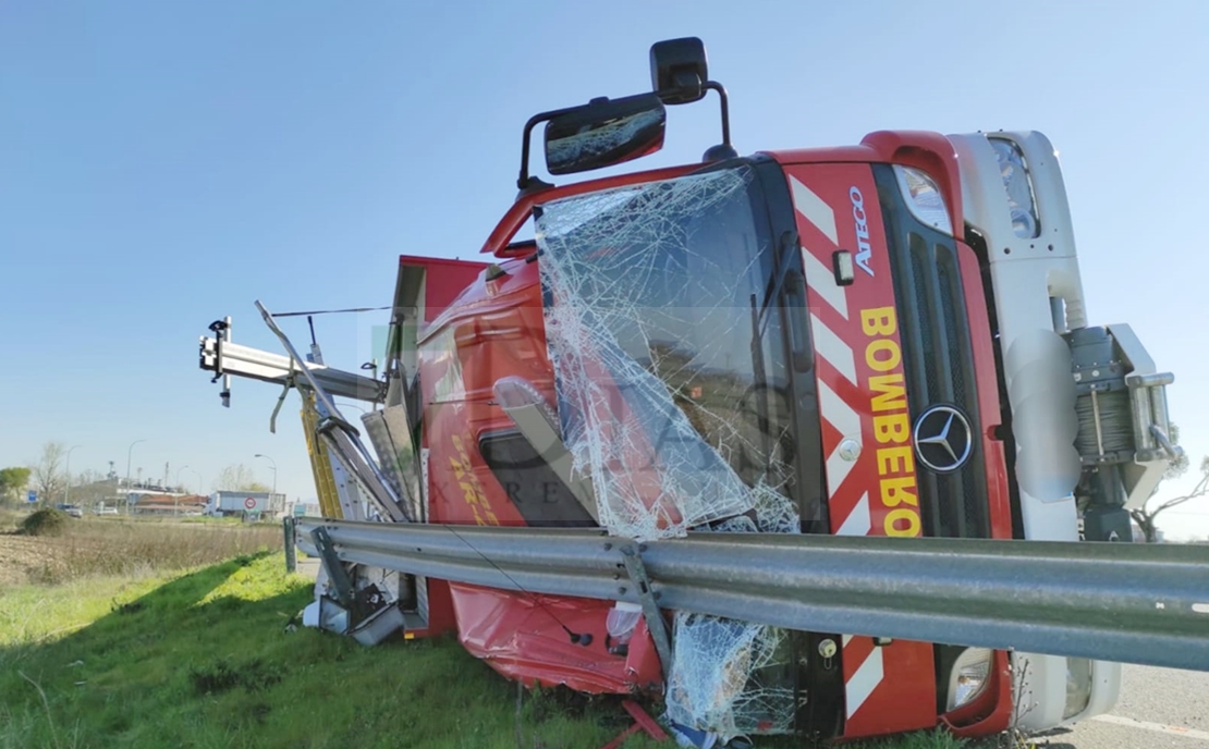 Una dotación de bomberos sufre un accidente cuando acudía a un siniestro vial en la EX - 108