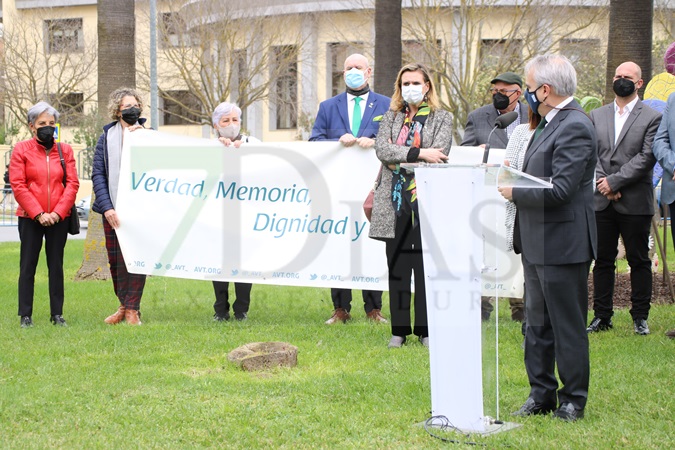 Imágenes del acto homenaje a las víctimas del terrorismo en Badajoz