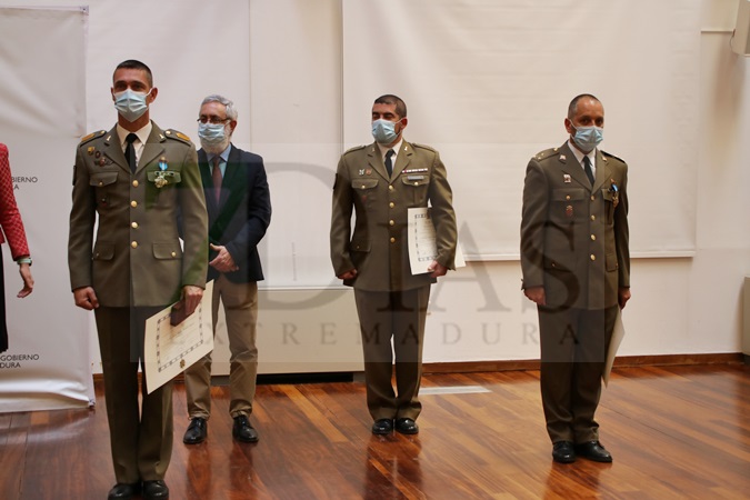 La UME condecorada por su trabajo en la eliminación del Camalote del río Guadiana