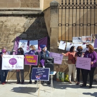 Concentración en la Catedral de Badajoz: &quot;Basta ya al silenciamiento de las mujeres en la Iglesia&quot;