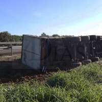 Aviso en la A-5 a la altura de Badajoz por el accidente de un tráiler