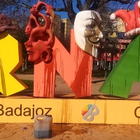 Realizan un acto vandálico en uno de los homenajes al Carnaval de Badajoz