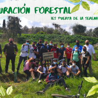 Alumnos del IES Puerta de la Serena reforestan un tramo fluvial del río Guadiana