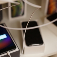 Multa millonaria a Apple por vender los iPhone sin incluir el cargador
