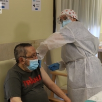 Las personas de entre 65 años y 80 años se quedarán sin vacunar por el momento en Extremadura