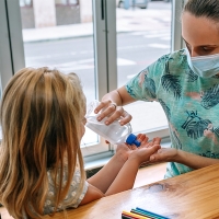 Alertan del peligro de los geles hidroalcohólicos y los niños