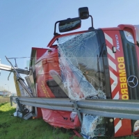 Una dotación de bomberos sufre un accidente cuando acudía a un siniestro vial en la EX - 108