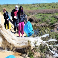 Retiran 400 kilos de basura abandonada a orillas de una docena de ríos y embalses extremeños