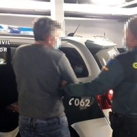 Detenidos dos vecinos de Almendralejo por robar con intimidación en una gasolinera de Santa Marta