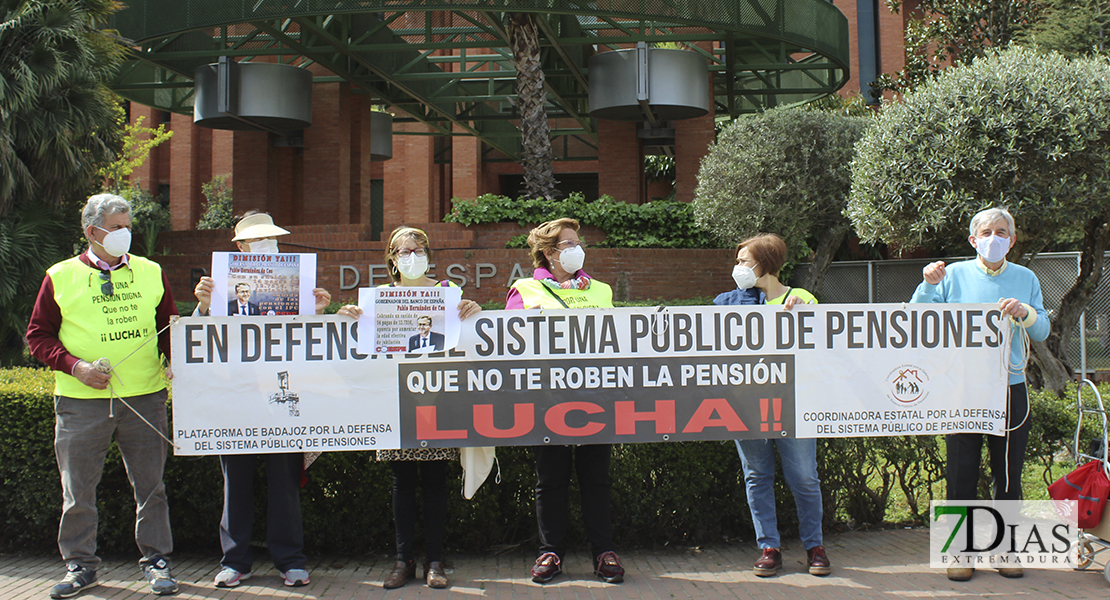 Los pensionistas piden reducir las comisiones de las cuentas bancarias