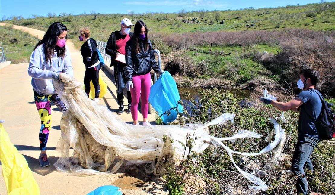 Retiran 400 kilos de basura abandonada a orillas de una docena de ríos y embalses extremeños