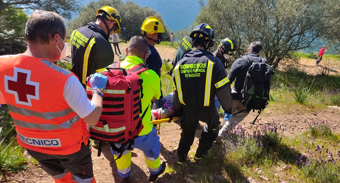 Complicado rescate de un hombre en Alange (Badajoz)