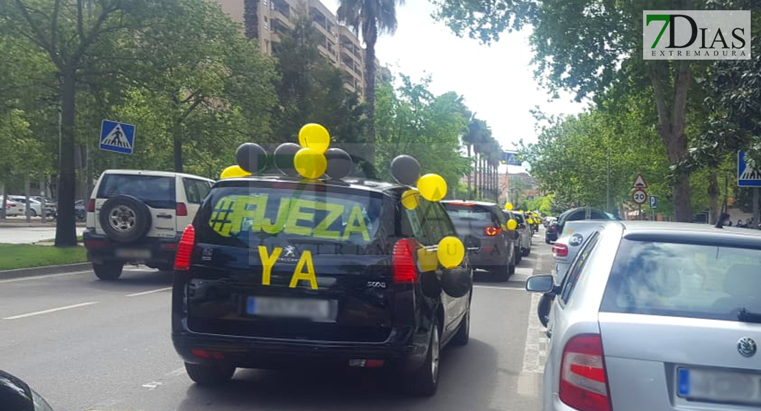 Multitud de vehículos inundan Badajoz exigiendo #FijezaYa