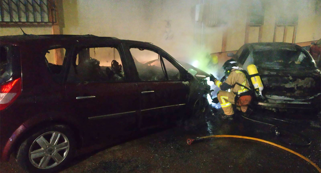 Arden dos nuevos vehículos en las calles de Badajoz