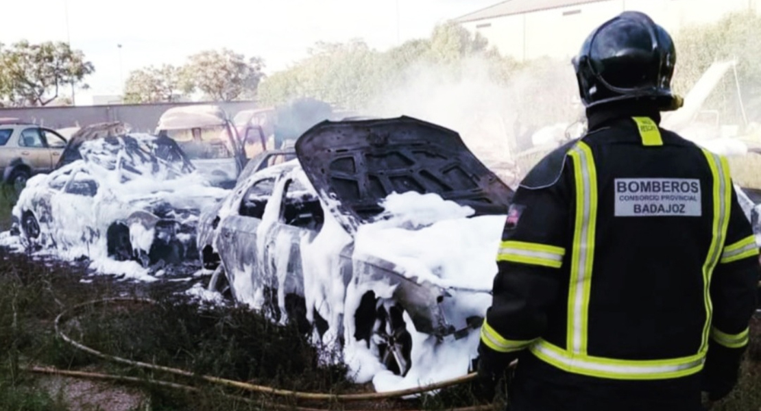 Los Bomberos del CPEI sofocan un importante incendio de vehículos en Don Benito