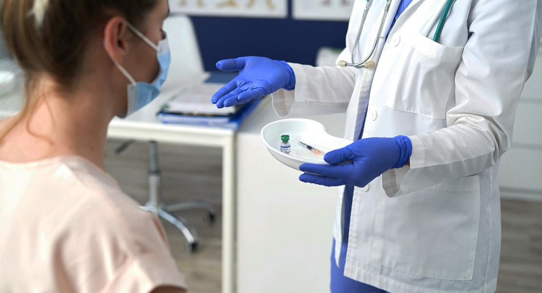 Persisten las dudas sobre AstraZeneca, mientras España estudia vacunar a los mayores de 65 años