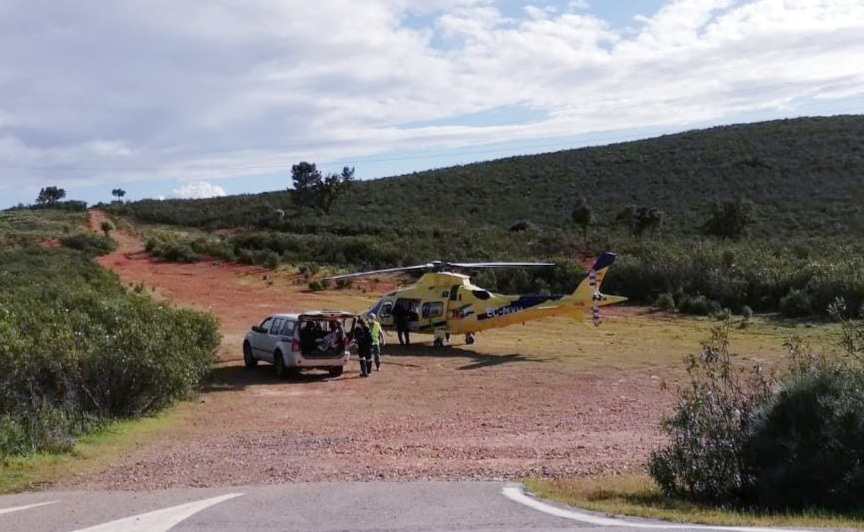 Trasladados hasta el hospital tras sufrir un accidente de moto en Monfragüe