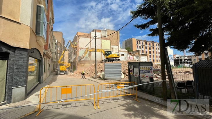 La calle Vasco Núñez permanece cortada por el derribo de un edificio