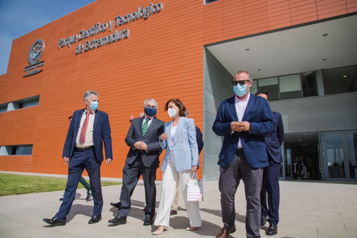 Carmen Calvo visita las instalaciones del Parque Científico y Tecnológico de Extremadura