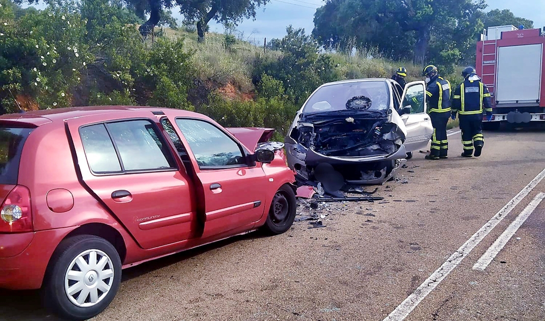 Dos heridos tras un choque frontal cerca de Almorchón (Badajoz)