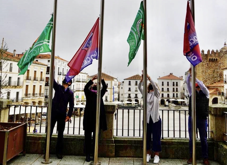 Las banderas del Cacereño y Diocesano lucen en la fachada del Ayto. de Cáceres