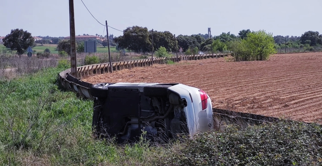 Accidente y posterior vuelco en la EX-110