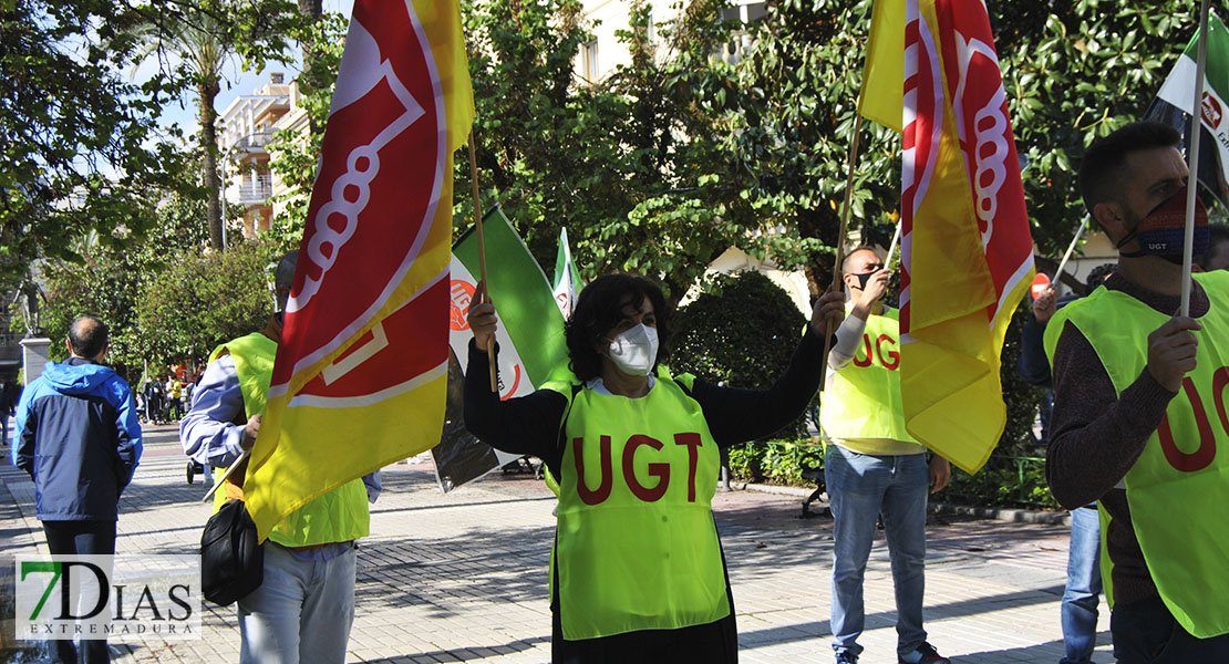 CCOO y UGT se manifiestan contra la privatización de Correos