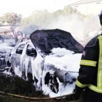 Los Bomberos del CPEI sofocan un importante incendio de vehículos en Don Benito