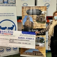 Asbaraguzza hace entrega de un cheque valorado en 1.100 euros al Banco de Alimentos