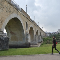 Urgen al tripartito a instalar aseos en los parques del río