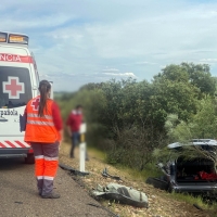 Un camión cisterna embiste por detrás a un turismo que había parado en la A-5 (Badajoz)