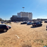 Vox pide a la Junta asfaltar los aparcamientos del Hospital Universitario