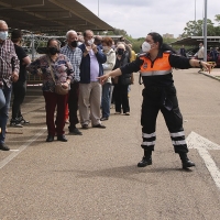 Largas colas tras la respuesta masiva para vacunarse en Badajoz