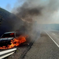 Un vehículo queda calcinado en la A-66 (CC)