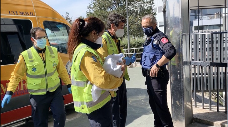 Abandonan a una recién nacida dentro de una bolsa de cartón en Madrid